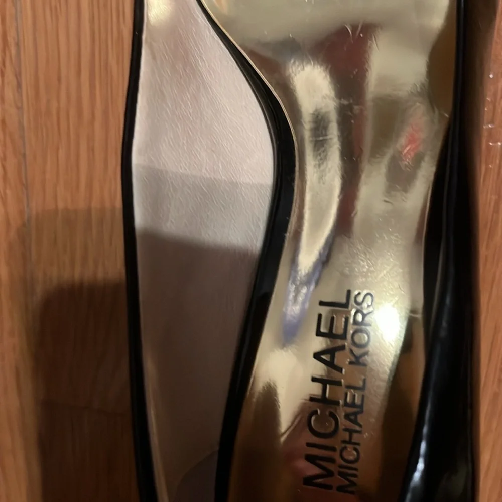 Michael Kor Black Logo Shoes 2.5 inch heel rounded toe - Picture 15 of 15